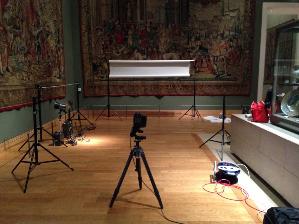préparation du set dans une des salles du Louvre.